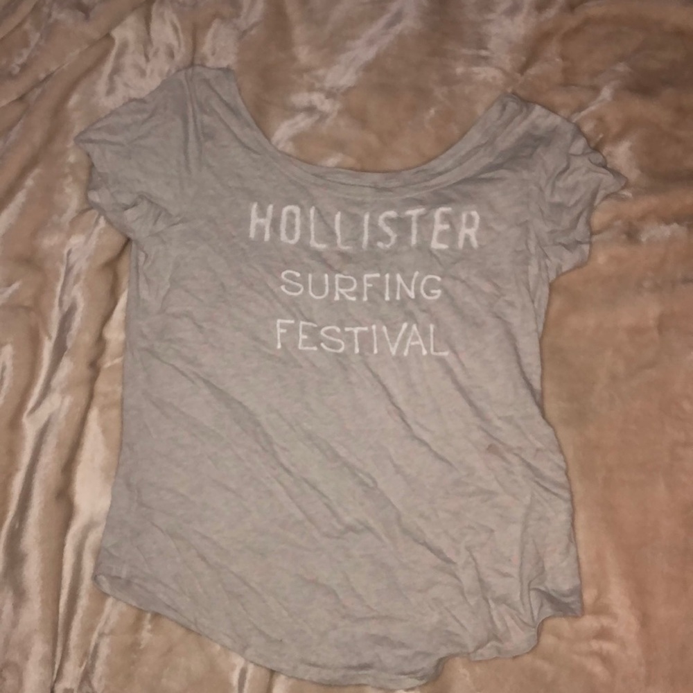 A light gray hollister tee.